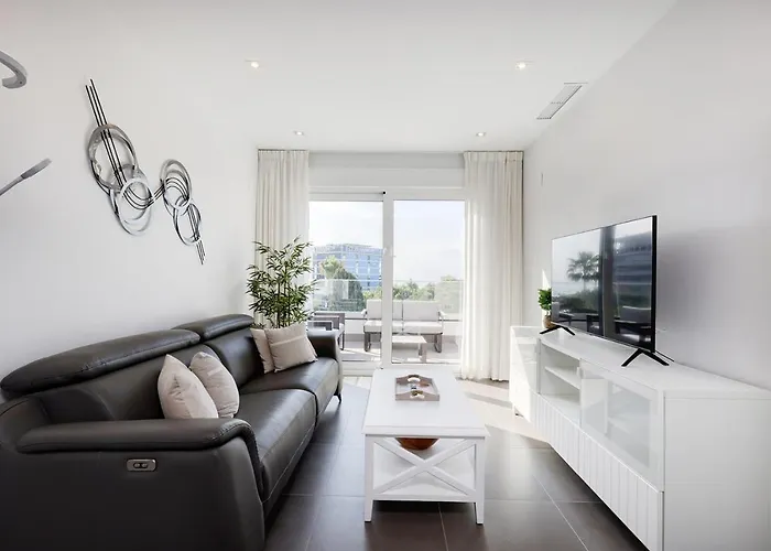 Brand New With Pool And Sea View In 마르베야