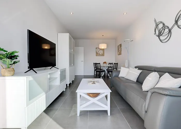 Brand New With Pool And Sea View In * マルベーリャ